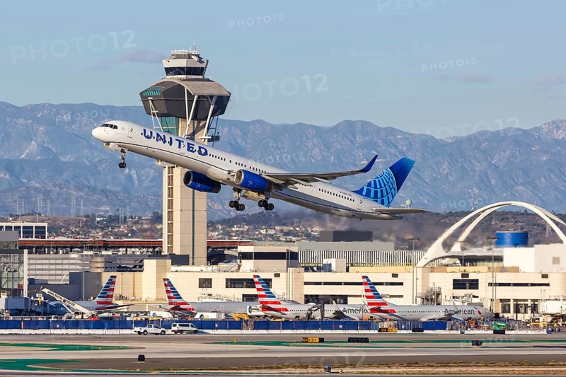 A United Airlines Boeing 757-300 aircraft with the registration number N75861 at Los Angeles Airport