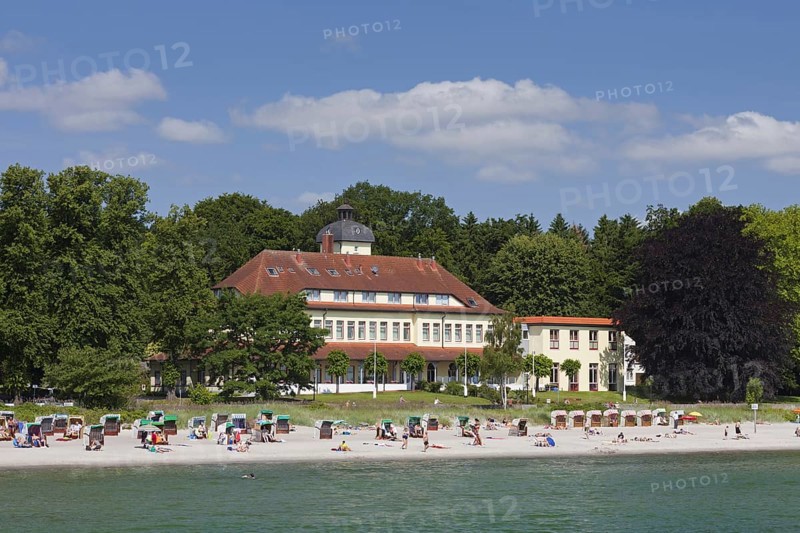 The Henry Everling Haus and sunbathers in beach chairs at the seaside resort Haffkrug