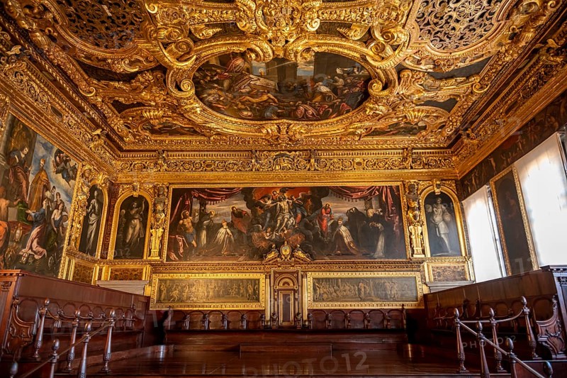 Wooden bench in the Sala del Collegio
