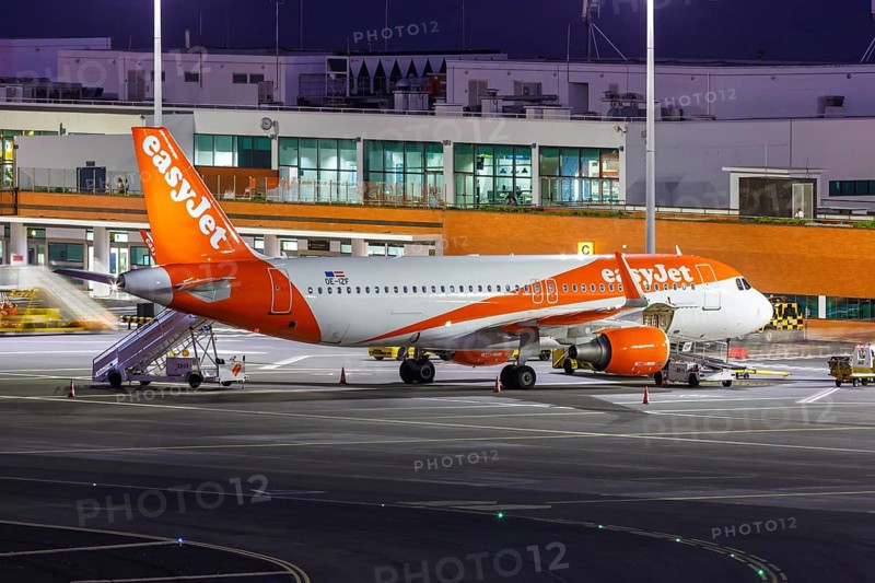 An EasyJet Europe Airbus A320 aircraft with the registration number OE-IZF at Funchal Airport