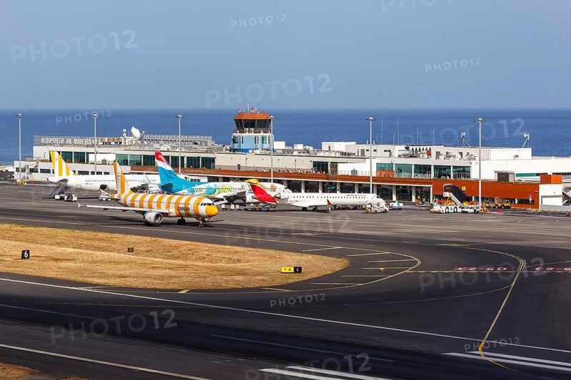 A Condor Airbus A320 aircraft with the registration D-AICU at Funchal Airport