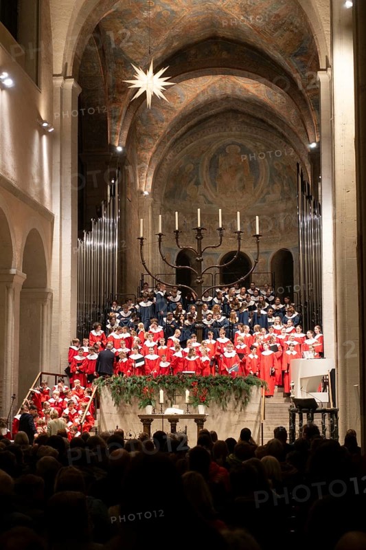 Quempas singing by the Braunschweig Cathedral Singing School for Advent in Braunschweig Cathedral