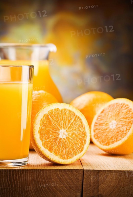 Cut the oranges and pour the juice into a glass