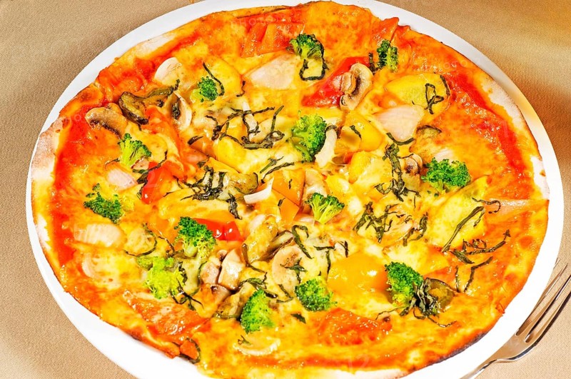 Fresh italian thin style vegetarian pizza with fresh mixed vegetables close up