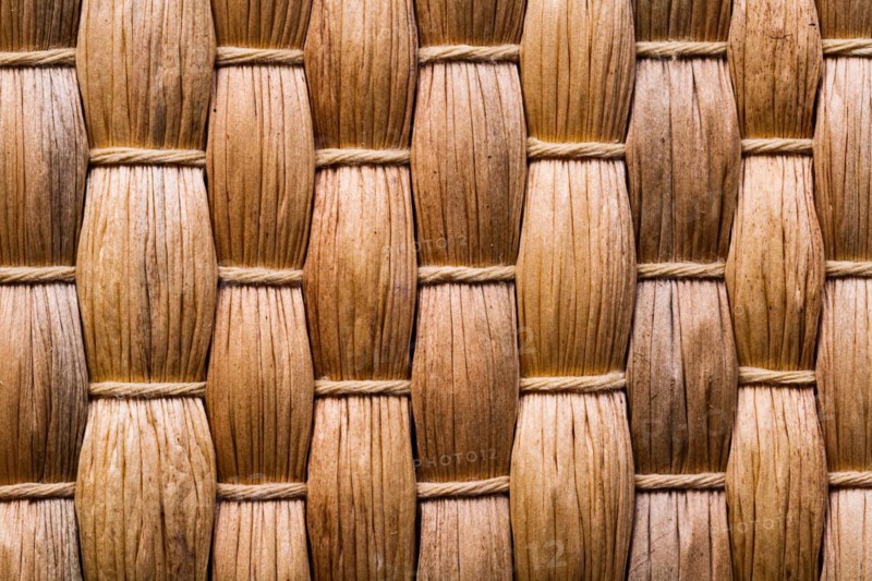 Close-up of the natural raffia texture of the mat