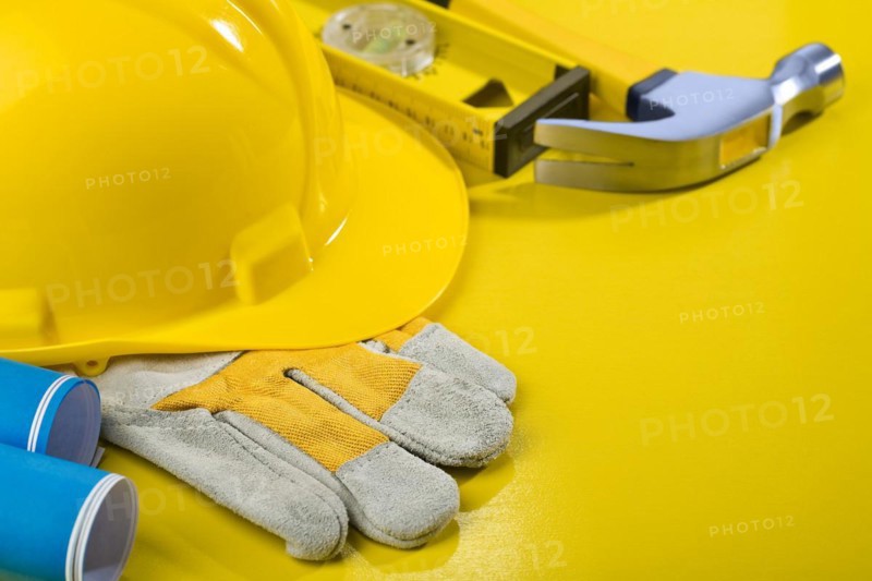 Arrangement of tools on the yellow table