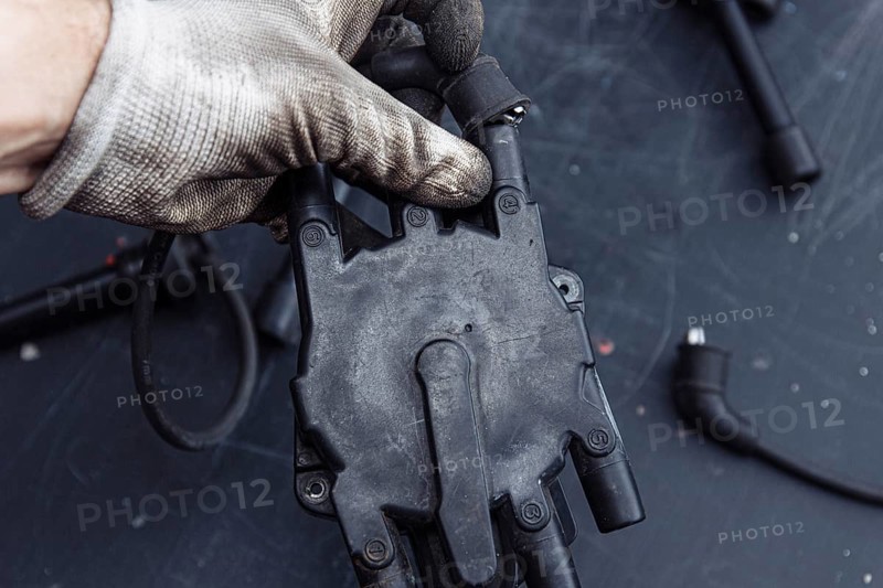 Engine ignition system distributor and high-voltage ignition cable wires connected