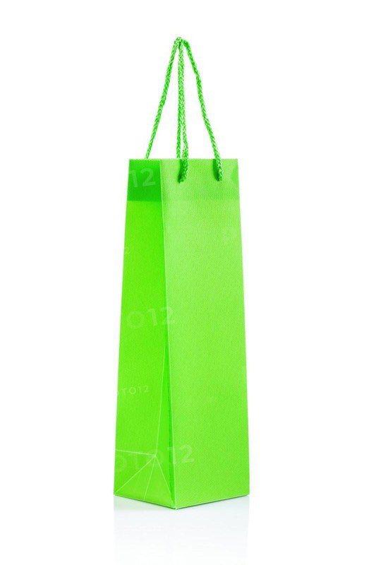 A single green paper bag insulates