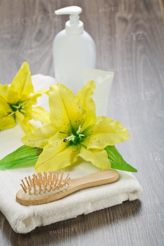 Article for bathing on a wooden surface