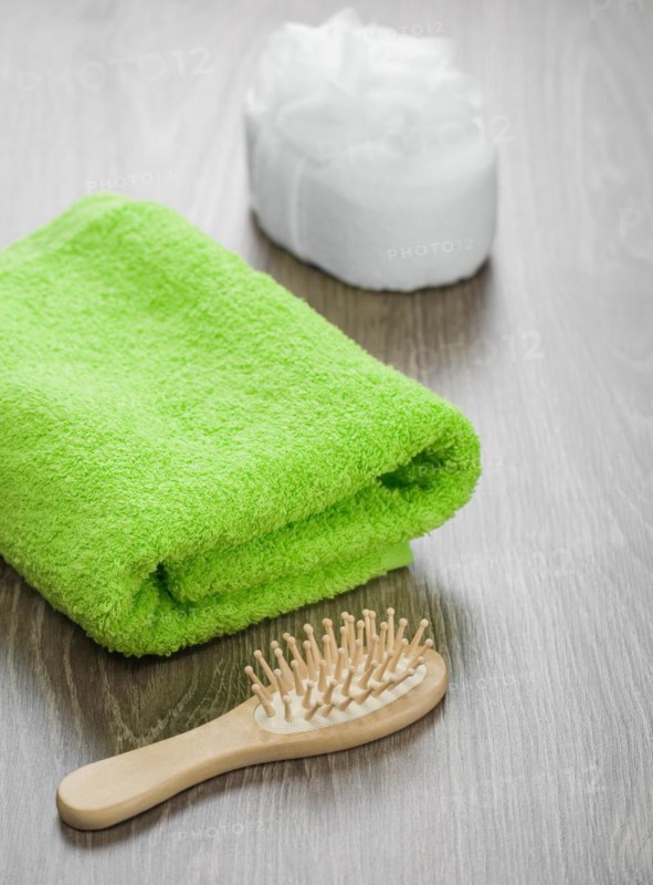 Hairbrush and bath sponge with towel