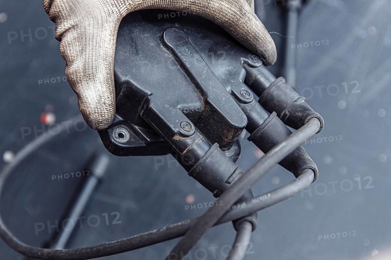 Engine ignition system distributor and high-voltage ignition cable wires connected
