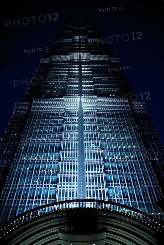 Shanghai pu dong jin mao tower illuminated by night