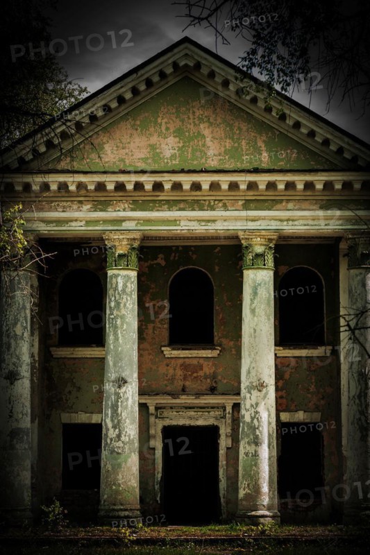 Old vintage damaged grunge building insagram style