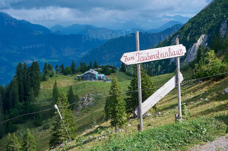 Signpost to the Taubensteinhaus