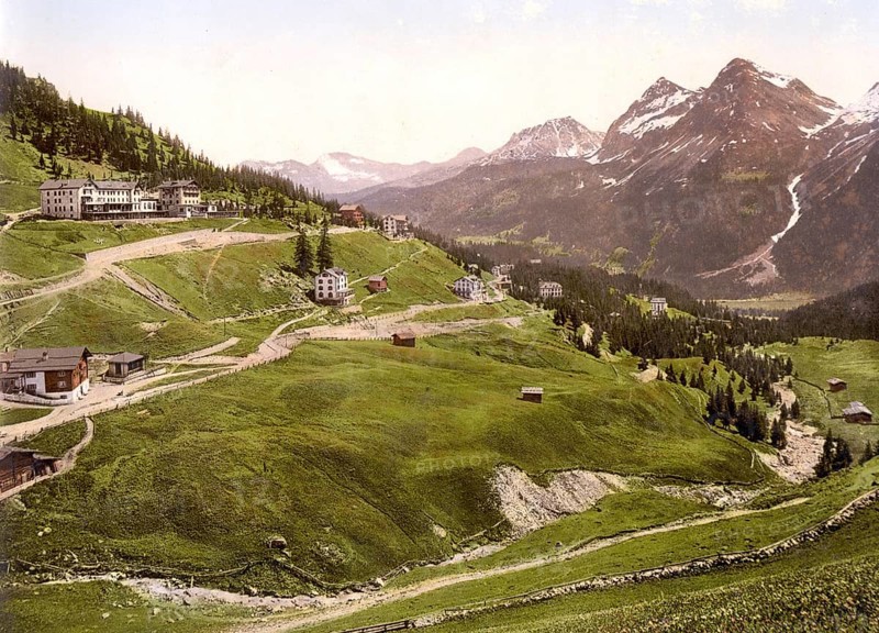 The climatic health resort of Arosa is a historic spa and resort town with private and public high-altitude clinics