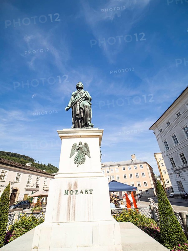 Mozart monument on Residenzplatz