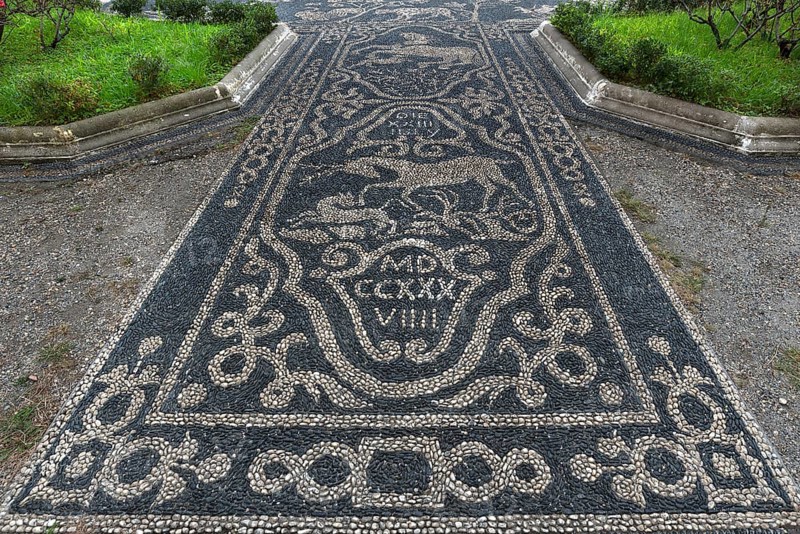 Stone mosaic of white and black sea pebbles from 1737