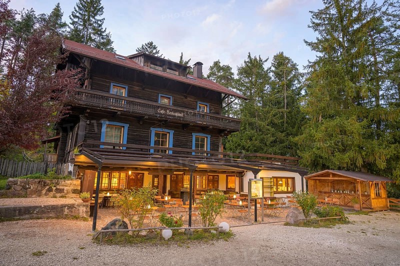 The old inn at the Voelser Weiher pond
