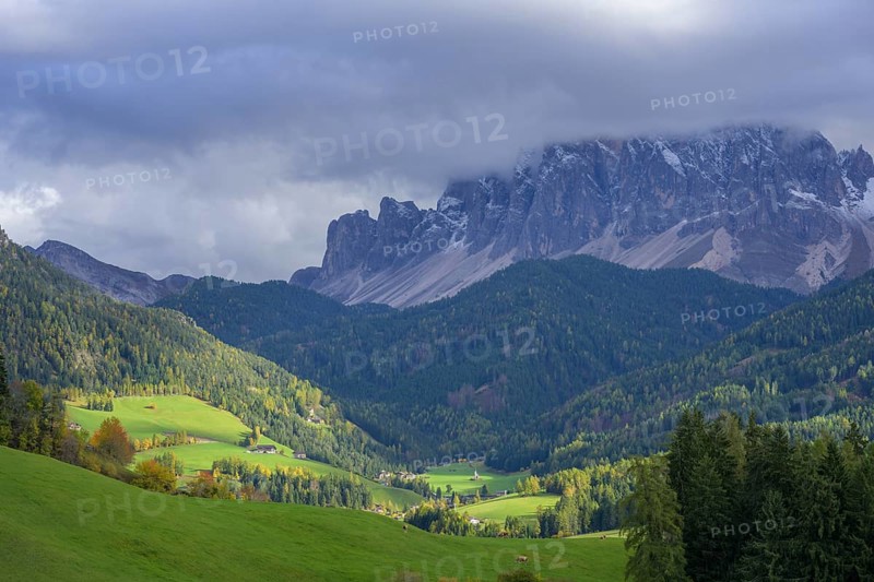 View of the Geisler peaks and the church of St. Johann in Ranui