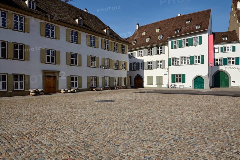 Fassaden und Haeuser auf dem Muensterplatz in Basel