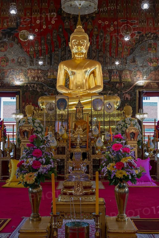 Golden meditating Buddha at Wat Saket