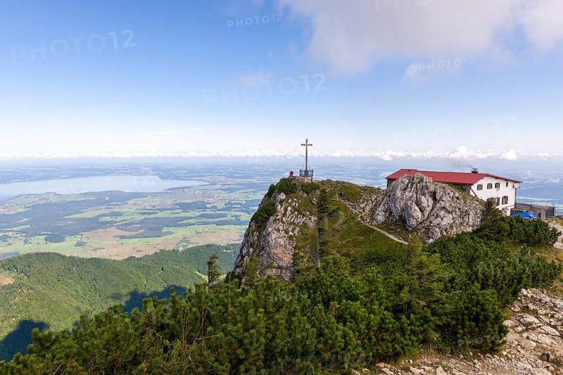 Summit cross on the Hochfelln with Hochfellnhaus