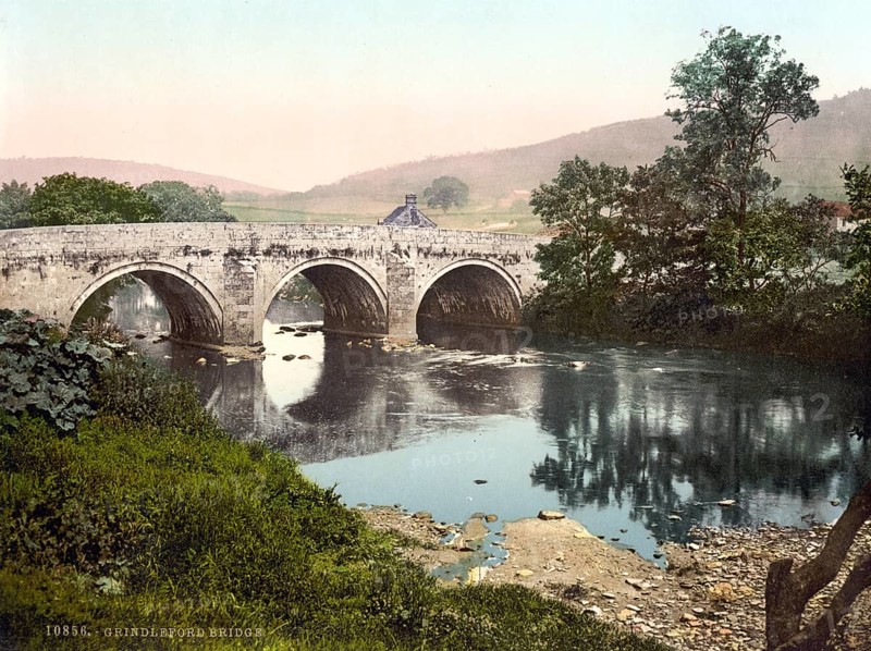 The 17th century Grindleford Bridge over the River Derwent