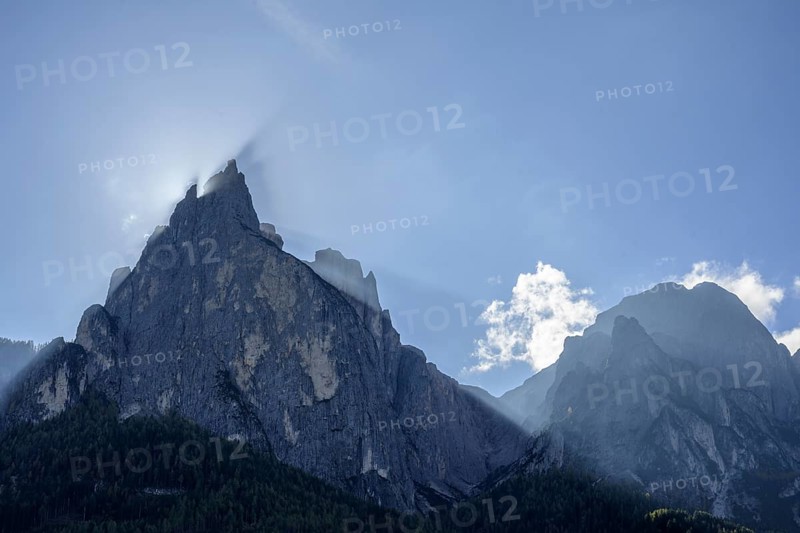 Sun between the mountain peaks of the Schlern