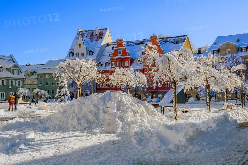 St.-Mang-Platz with strollers and trees with fresh snow