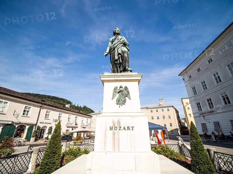 Mozart monument on Residenzplatz
