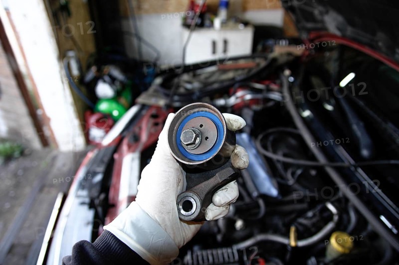 Replacing the tension roller of a car's timing system