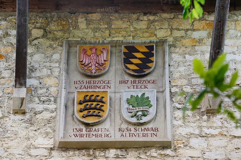 4 coats of arms on the facade of Teck Castle