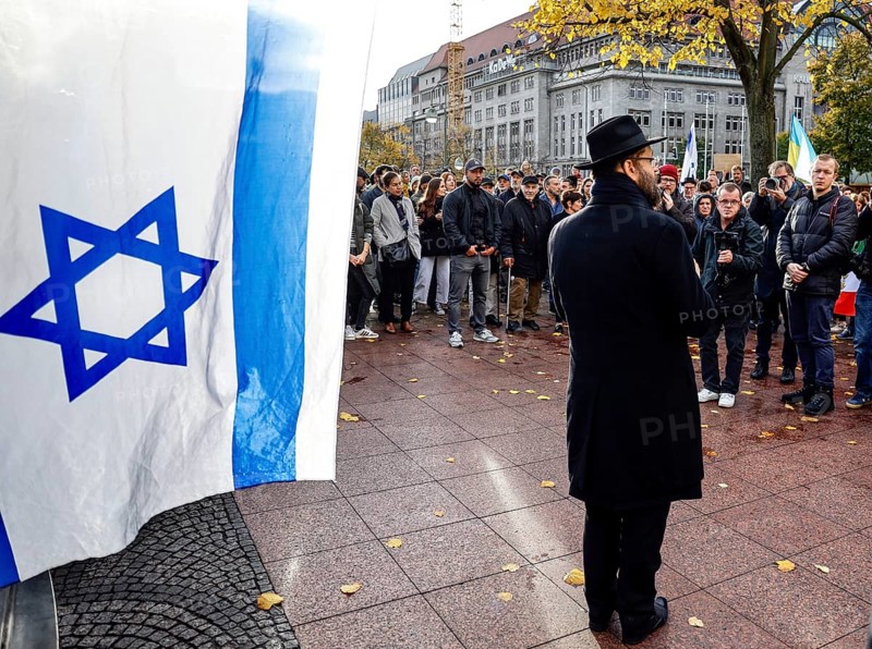 Rabbi Yehuda Teichtal speaks during the demonstration Solidarity March with Israel at Wittenbergplatz