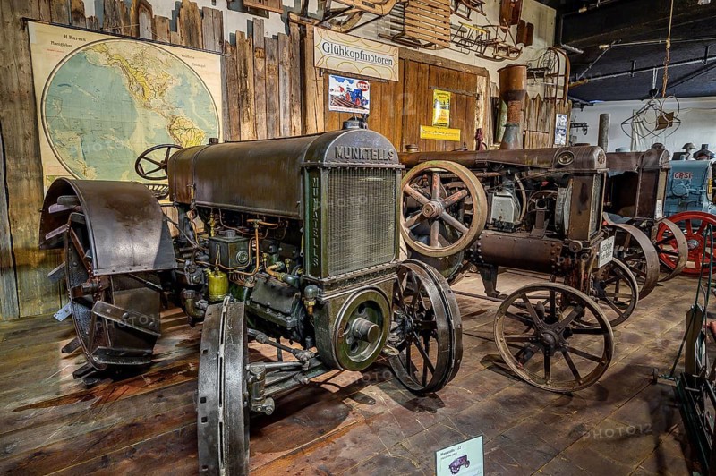 Munktells 22 and other vintage tractors with glow-head engines