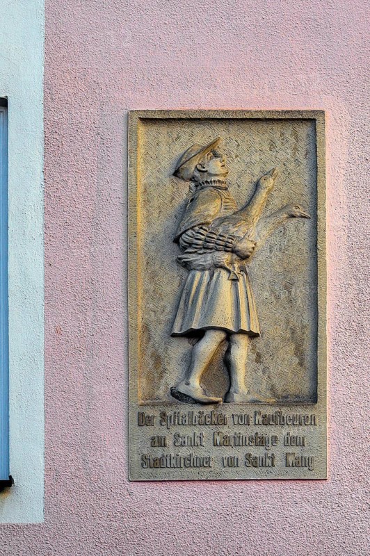 Pink house wall with half relief -Martinstag-