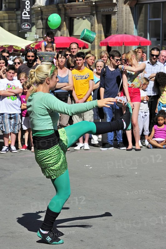 Female street performer juggling as animation at the Gentse Feesten