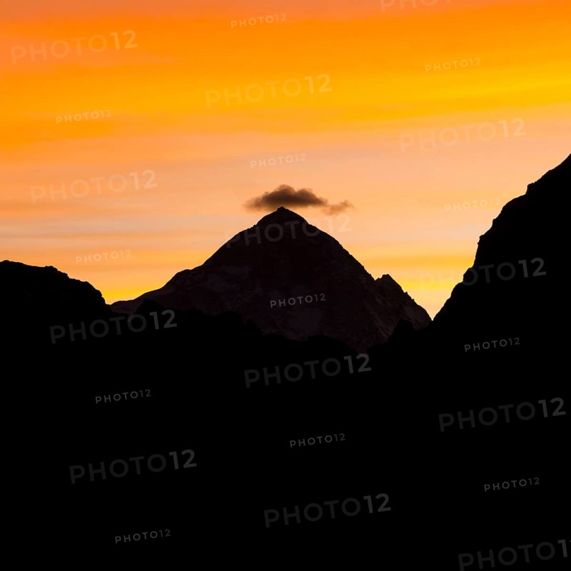Silhouette of the eight-thousander Makalu