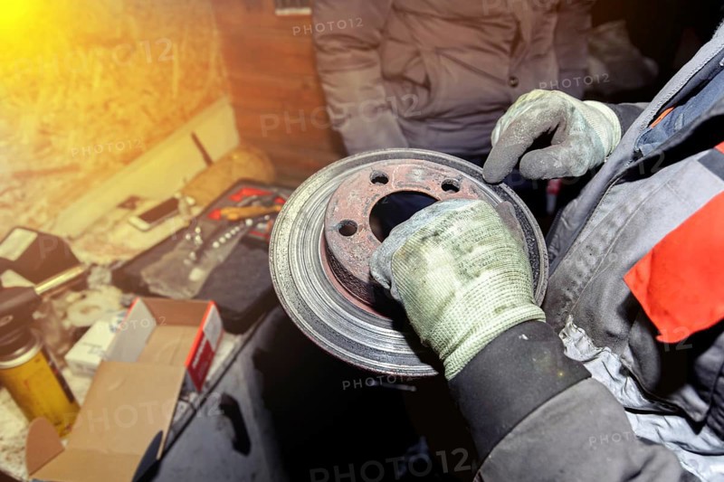 Brake disc diagnostics by auto mechanic