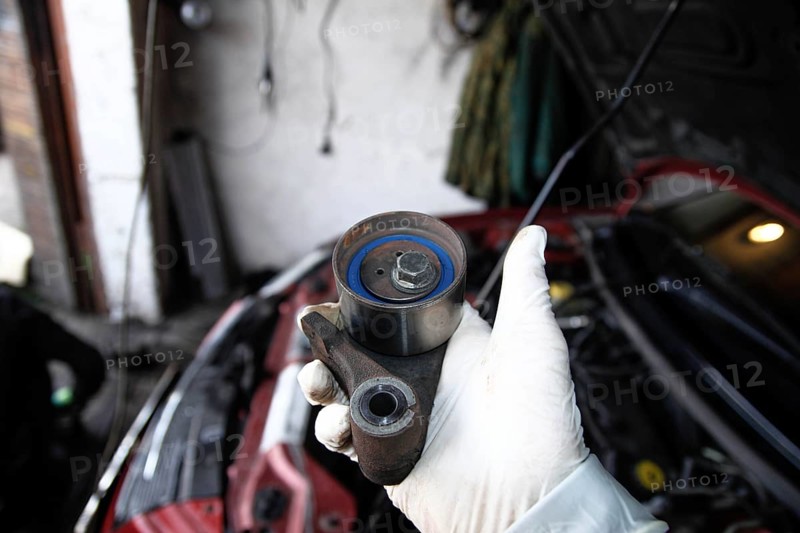 Replacing the tension roller of a car's timing system