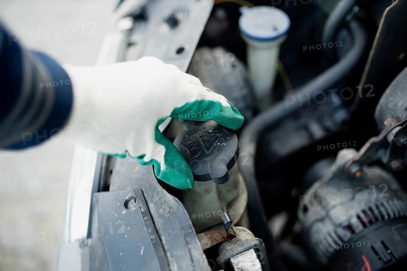 Checking the level of antifreeze in the coolant in the car
