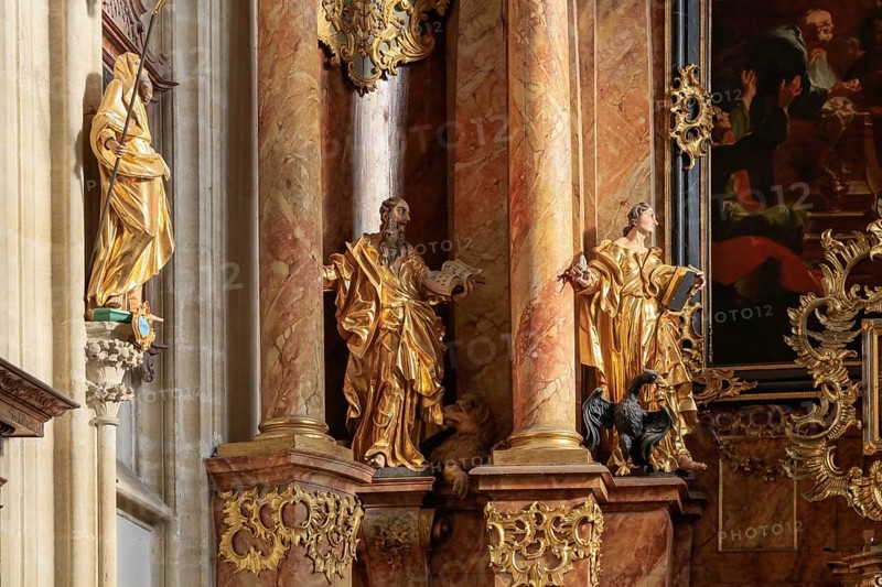 Baroque figures of saints on the high altar