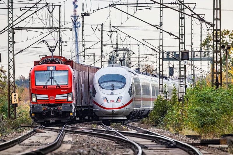 ICE and goods train with Siemens Vectron BR 193 meet on open track on the Schusterbahn