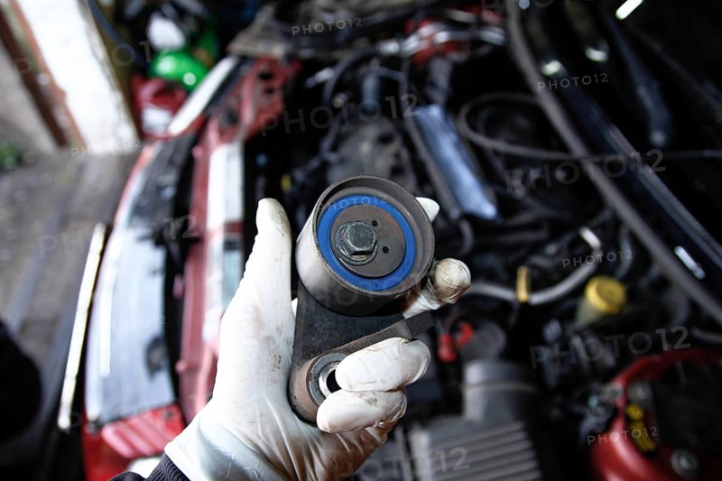 Replacing the tension roller of a car's timing system