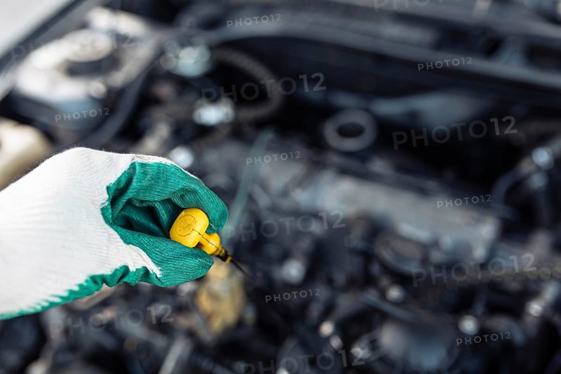 Automobile oil dipstick