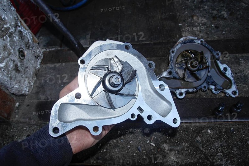 New and old car engine cooling system pumps