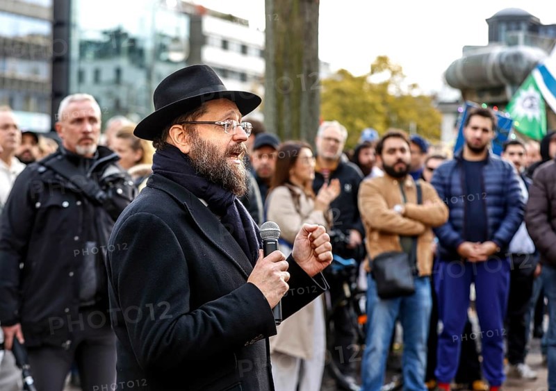 Rabbi Yehuda Teichtal speaks during the demonstration Solidarity March with Israel at Wittenbergplatz