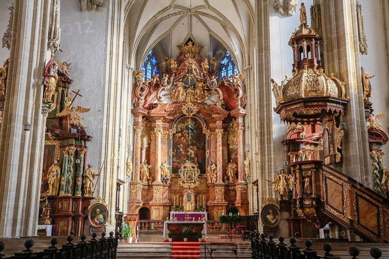 Gothic nave with pulpit and baroque high altar