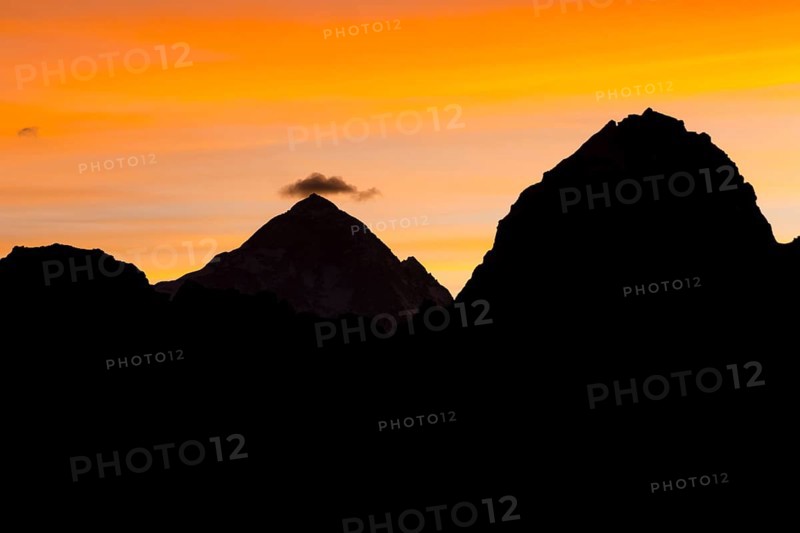 Silhouette of the eight-thousander Makalu