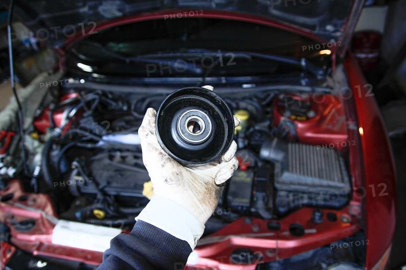 Replacing the tension roller of a car's timing system