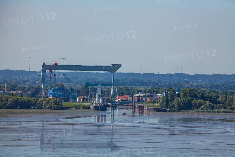 Shipyard crane Jucho and bridge at the mouth of the river Este into the Elbe
